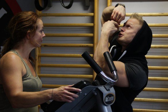 elmeséli, hogyan esznek a muszlim nők levest burkában