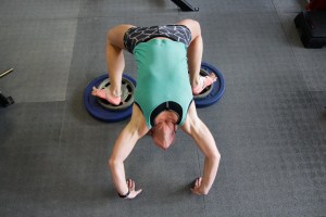 talpam alatt két-két tárcsa, most próbálok magasabb helyekről is lemenni hídba. felállni még nehezebb.